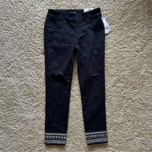 Chico’s Black Legging Ankle Jeans Embroidered Hem Size 000 (US 0) NWT